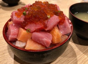 中トロいくらかけ彩コロ丼